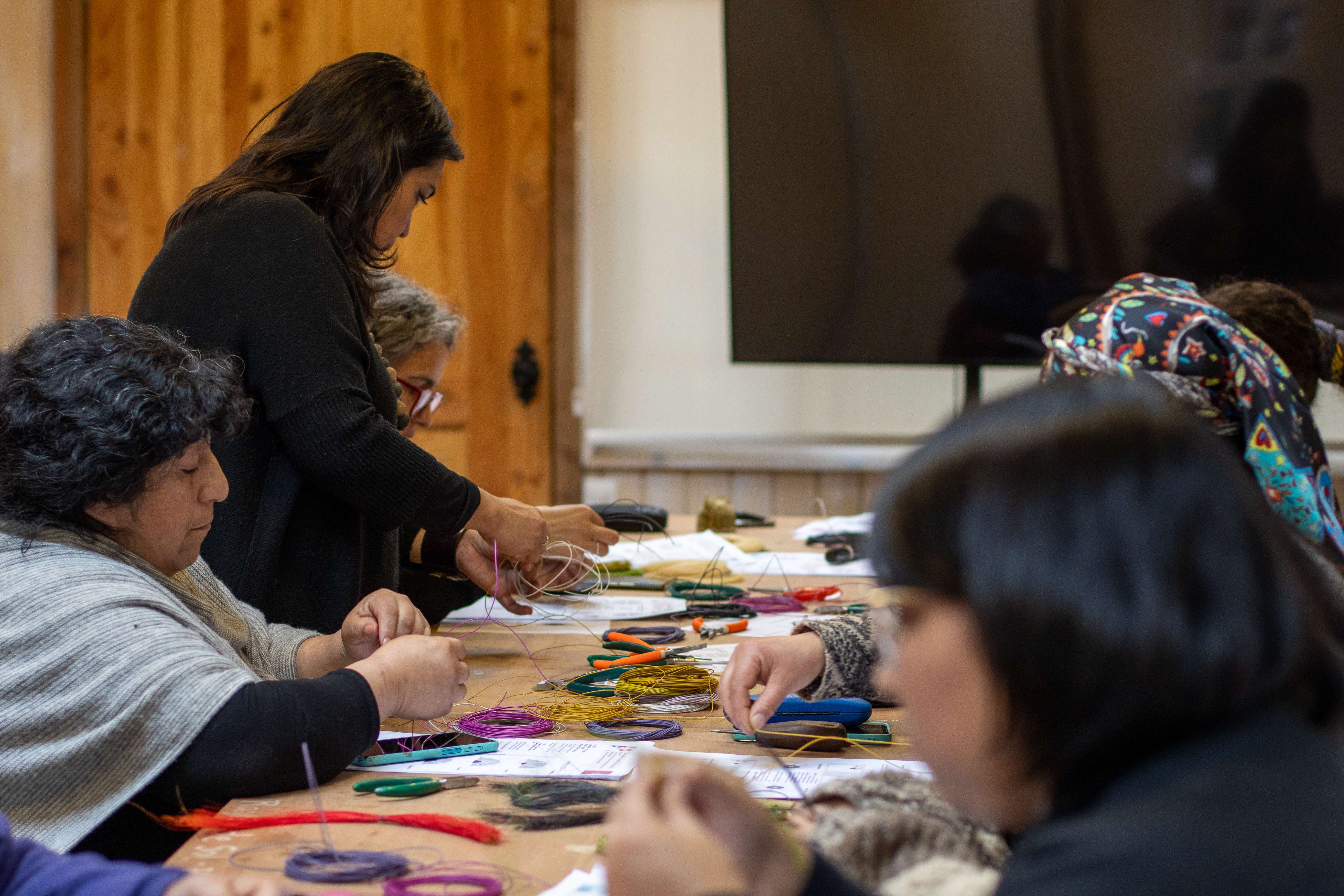 Artesanas de Loncoche, Pucón y Villarrica avanzan en formación sobre gestión cultural y técnicas textiles