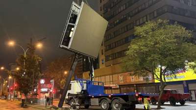 Querella por desacato complica al alcalde Sebastián Sichel por retiro de carteles en Ñuñoa