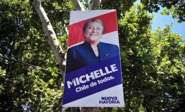 Afiche de Michelle Bachelet durante la campaña de 2013.